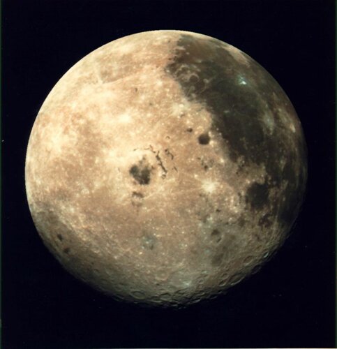 Moon facts: moon color
